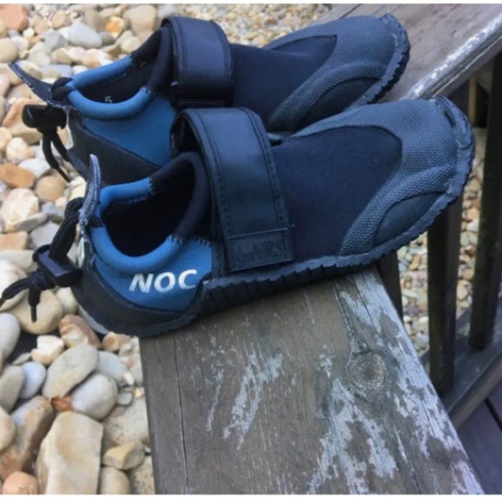 NOC neoprene water shoes size 5